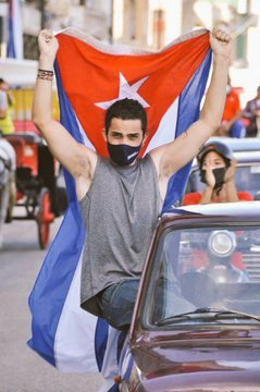 ❤️🇨🇺
El pueblo de Cuba defiende con dignidad su Revolución.

🔵🔴⚪