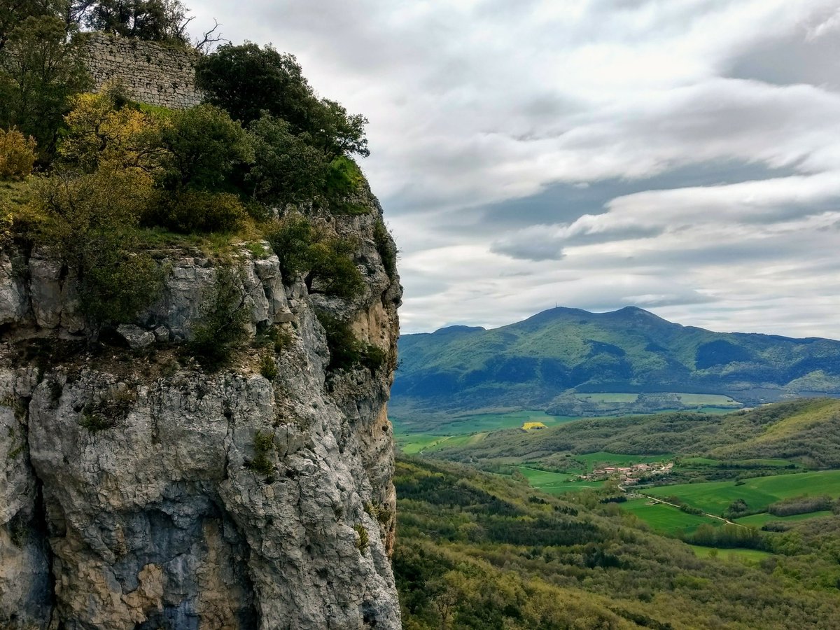 #Corres. La "Portiella de Corres" o #CastillodelosMoros es un castillo del siglo XII que se situaba en la Peña del Castillo. Hoy se conservan restos de muros y aljibes. Está declarado Bien de Interés Cultural. #Álava
Fotos: @oscarkorres