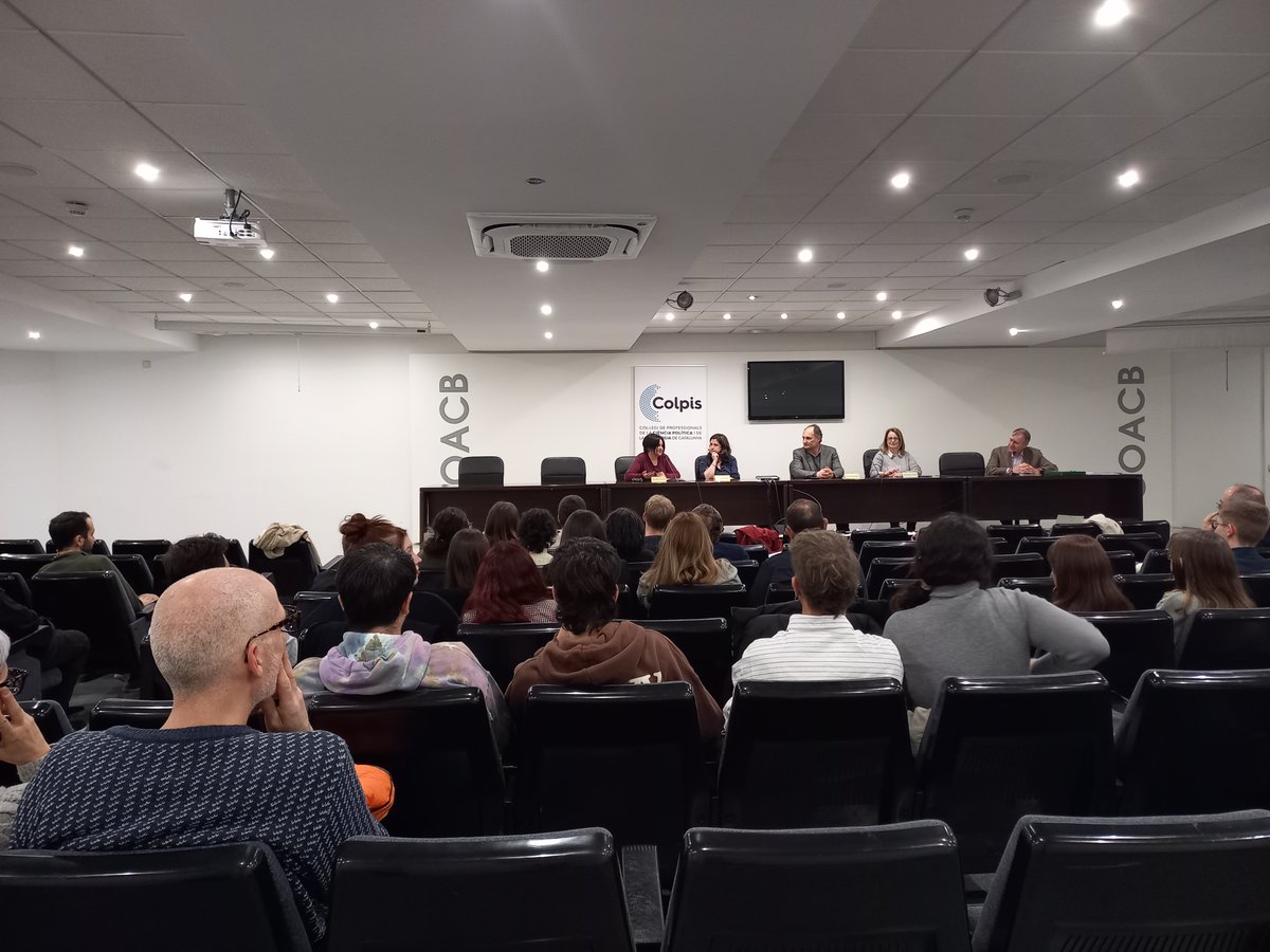 Col·legi Prof. Ciència Política i Sociologia CAT (@colpiscat) on Twitter photo El 19/12 vam entregar els Premis Miquel Caminal i Anna Alabart als millors TFG en #CienciaPolitica i #Sociologia 2024
Ja podeu consultar els treballs premiats i els accèssits!
👉bit.ly/4gFRzF8
<a href="/AnnaBerga_/">Anna Berga Timoneda</a> <a href="/arroyo_lidia/">Lídia Arroyo🌈</a> <a href="/DrCluaLosada/">Mònica Clua-Losada</a> <a href="/jrteruel/">J. Rodríguez Teruel</a> <a href="/abordoy_/">Alícia</a> <a href="/_maariona_blasi/">𝑚𝑎𝑟𝑖𝑜𝑛𝑎.</a> El 19/12 vam entregar els Premis Miquel Caminal i Anna Alabart als millors TFG en #CienciaPolitica i #Sociologia 2024
Ja podeu consultar els treballs premiats i els accèssits!
👉bit.ly/4gFRzF8
<a href="/AnnaBerga_/">Anna Berga Timoneda</a> <a href="/arroyo_lidia/">Lídia Arroyo🌈</a> <a href="/DrCluaLosada/">Mònica Clua-Losada</a> <a href="/jrteruel/">J. Rodríguez Teruel</a> <a href="/abordoy_/">Alícia</a> <a href="/_maariona_blasi/">𝑚𝑎𝑟𝑖𝑜𝑛𝑎.</a>