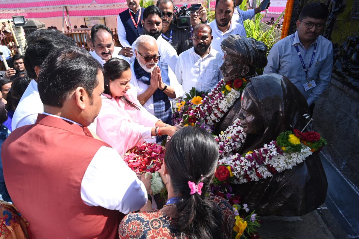 ChhaganCBhujbal's tweet photo. क्रांतीज्योती सावित्रीबाई फुले यांच्या १९४ व्या जयंतीनिमित्त त्यांचे जन्मगाव नायगाव (सातारा) येथे राज्याचे मुख्यमंत्री मा. देवेंद्रजी फडणवीस यांच्या प्रमुख उपस्थितीत अभिवादन सोहळा पार पडला. याप्रसंगी उपस्थित राहून क्रांतीज्योती सावित्रीबाई फुले यांच्या स्मृतींना आदरांजली वाहिली. तसेच उपस्थितांशी संवाद साधला.

याप्रसंगी बोलताना छत्रपती शिवाजी महाराज, महात्मा फुले, सावित्रीबाई फुले, छत्रपती शाहू महाराज, डॉ.बाबासाहेब आंबेडकर ही आपली दैवते असून त्यांच्या विचारांची जोपासना करण्यासाठी त्यांच्या स्मारकांचा विकास करणे, ही आपल्या सर्वांची जबाबदारी आहे. या प्रेरणास्थळांचा प्राधान्याने विकास करण्याची गरज व्यक्त केली. त्यामुळे नायगाव येथे क्रांतीज्योती सावित्रीबाई फुले जन्मस्थळ विकास आराखडा आपण तयार केलेला आहे त्याला तातडीने मंजुरी द्यावी अशी मागणी मुख्यमंत्री महोदयांकडे केली. यावर क्रांतीज्योती सावित्रीबाई फुले जन्मस्थळ विकास आराखडा व श्री क्षेत्र अरणचा विकास आराखडा लवकरच मंजूर करण्याची ग्वाही मुख्यमंत्री महोदयांनी आपल्या भाषणातून दिली, त्याबद्दल त्यांचे मनापासून आभार!

या स्मारकाच्या कामात प्रा. हरी नरके यांचे योगदान महत्वाचे असून त्यांनीच मला या ठिकाणी आणले. त्यानंतर सर्वाधिक निधी या ठिकाणी खर्च करून आपण या स्मारकाचा विकास केला. मंत्रालयात फुले दाम्पत्याचे तैलचित्र, महाज्योतीसाठी ४५३ कोटी निधी, केंद्र सरकारचा ओबीसी आयोगाला संविधानिक दर्जा, स्वतंत्र ओबीसी मंत्रालयाची स्थापना, पुणे विद्यापीठाचे सावित्रीबाई फुले पुणे विद्यापीठ नामकरण, भिडेवाडा राष्ट्रीय स्मारकाचे काम, महात्मा फुले व क्रांतीज्योती सावित्रीबाई फुले या स्मारकांच्या विस्ताराचा प्रश्न अशा अनेक गोष्टी मार्गी लागल्याबद्दल समाधान व्यक्त केले.

संत शिरोमणी सावता महाराजांचे गाव आरणला ‘अ’ वर्ग तीर्थस्थळ दर्जा देण्याची घोषणा झालेली आहे. त्याचा शासन निर्णय लवकर निर्गमित व्हावा, येथील विकासासाठीचा १४० कोटी रुपयांचा आराखडा लवकर मंजूर केला जावा. क्रांतीज्योती सावित्रीबाई फुले यांच्या नावाने दिला जाणारा पुरस्कार पुन्हा सुरु करण्यात यावा, फुले दाम्पत्याचे समग्र वाड्मय पुन्हा छापण्यात यावे, नायगांवच्या राष्ट्रीय स्मारकात पर्यटन निवास केंद्र विकसित करून येथे २०० मुलींसाठी राष्ट्रीय संरक्षण प्रबोधिनी सुरु करण्यासाठी जागा देऊन तातडीने कार्यवाही करण्यात यावी या देखील मागण्या मांडल्या.

यावेळी विधानपरिषदेचे सभापती प्रा.राम शिंदे, पर्यावरण मंत्री पंकजा मुंडे, ओबीसी बहुजन कल्याण मंत्री अतुल सावे,पर्यटन मंत्री शंभूराज देसाई, सार्वजनिक बांधकाम मंत्री छत्रपती शिवेंद्रसिंह राजे भोसले, ग्रामविकास मंत्री जयकुमार गोरे,मदत व पुनर्वसन मंत्री मकरंद पाटील, आमदार सचिन पाटील,अतूल भोसले, माजी खासदार रणजितसिंह निंबाळकर, मदन भोसले, विभागीय आयुक्त डॉ.चंद्रकांत पुलकुंडवार, जिल्हाधिकारी संतोष पाटील, जिल्हा परिषद मुख्य कार्यकारी अधिकारी याशनी नागराजन, पोलीस अधीक्षक समीर शेख, महाज्योतीचे एमडी राजेश खवले, नायगावच्या सरपंच स्वाती जमदाडे, बापु भुजबळ, दिलिप खैरे, ॲड.सुभाष राऊत, समता परिषदेचे सातारा जिल्हाध्यक्ष राजेंद्र नेवसे, प्रा.दिवाकर गमे, ईश्वर बाळबुद्धे, उपसरपंच गणेश नेवसे, माजी सरपंच साधना नेवसे यांच्यासह मान्यवर उपस्थित होते.

@Dev_Fadnavis 

#SavitribaiPhule #SavitriBaiPhuleJayanti #Naygaon #BirthPlace #Reformer #Education