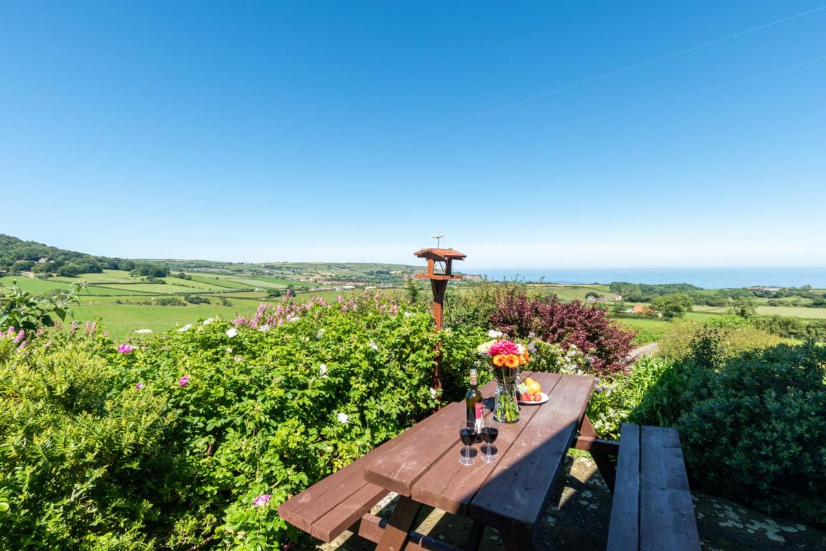 WeAcceptPets's tweet image. Wow, that view looks amazing! 📷 
Book your stay at Demesne Farm Cottages, enjoy the beautiful scenery and explore the stunning North York Moors National Park. 🌳 

Accepts 🐶 🐈 
weacceptpets.co.uk/NorthYorkshire… 

#SelfCatering #Cottages #Pets #FamilyHoliday #ScenicViews #Fylingdales #UK