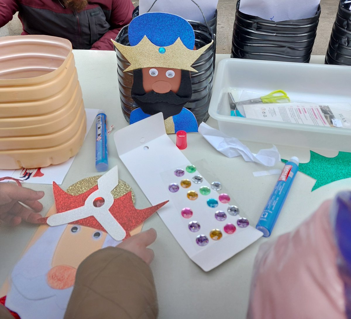 Ara mateix, al Punt de Trobada de la Rambla, des del Servei de Rehabilitació Psicosocial, estem fent un taller de fanalets meravellós! Què millor que un bon fanalet fet per nosaltres mateixos i mateixes per rebre a Ses Majestats els Reis de l'Orient!!
VISCA ELS TRES REIS 🫅🏼🫅🫅🏿🌟