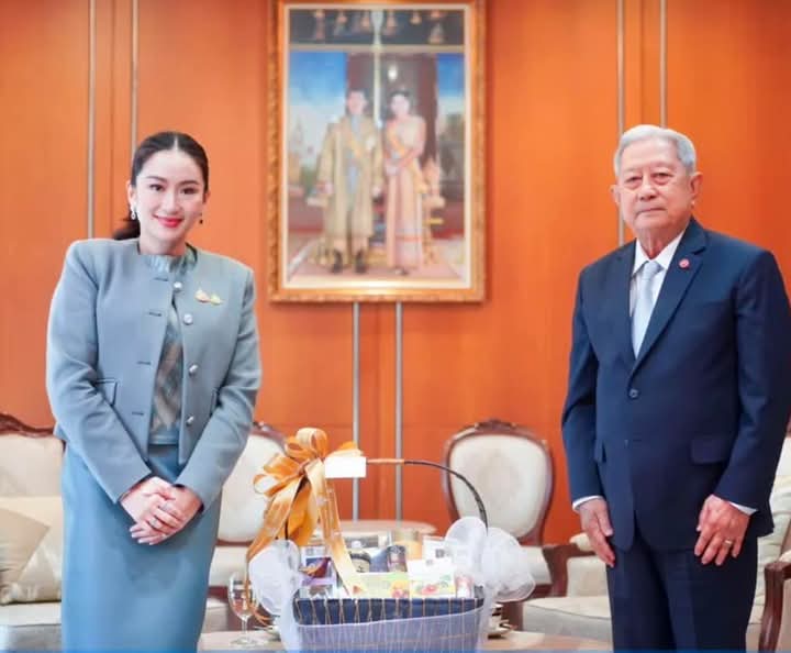 pran2844's tweet image. นายกรัฐมนตรีเข้าพบประธานองคมนตรี ขอพรปีใหม่ หลังเข้าเฝ้าสมเด็จพระสังฆราช และสักการะศาลหลักเมืองในช่วงเช้า

ประธานองคมนตรีได้อวยพรให้นายกฯแพทองธาร ประสบความสำเร็จในการทำงานเพื่อบ้านเมือง