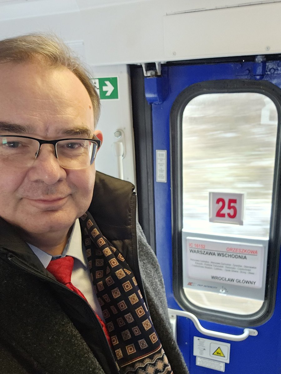 w_dinges's tweet photo. Dziś IC Orzeszkową z Waw do Częstochowy. Trochę wspomnień z dawnych czasów, jeśli chodzi o wagony, na haku za EU07, ale bez opóźnień :) Pasażerów niemal komplet. https://t.co/nuyYm8cGgB