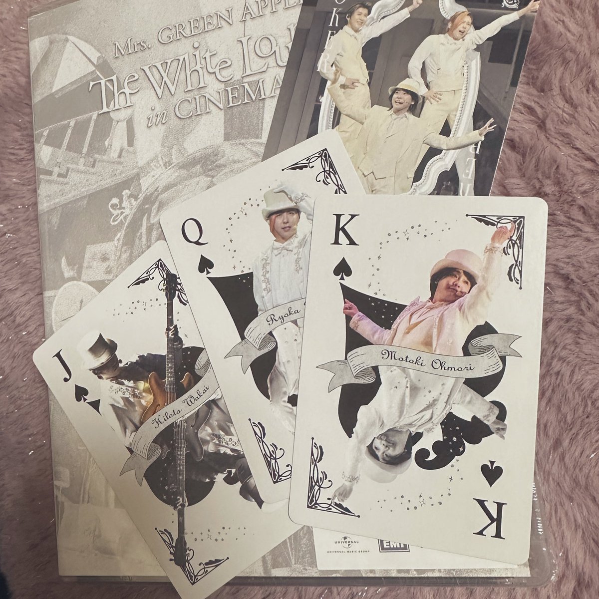 oomori_09's tweet photo. ホワイトラウンジのDVD₍ ᐢ. ̫ .ᐢ ₎！！
やっと開けた！！

これって不備の発送は、
ディスクのみ？？
ケースも？？

(いまいちピンときてない

そしてトランプのデザイン変わった？？
かあいいけど、他の特典もデザイン変わってるのかな？🥺 https://t.co/YsdEPe8e5f