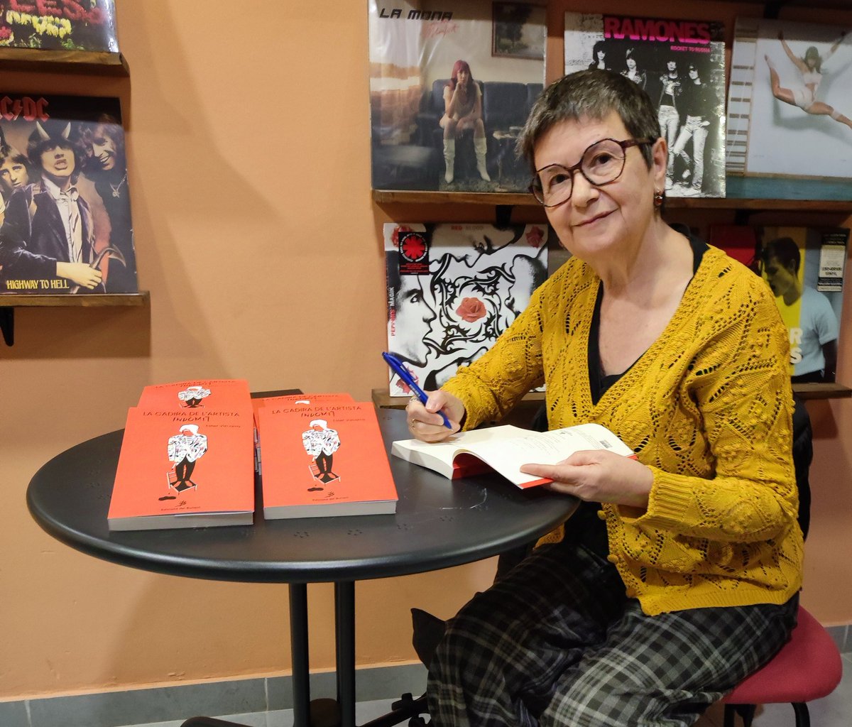 Un gust haver passat la vesprada d'ahir signant exemplars de "La cadira de l'artista indòmit" a <a href="/DetroitLlibres/">Detroit Llibres</a> d'Alcoi. Escalfa el cor veure tanta gent entrant amb una llista de llibres i marxar amb paquets ben embolicats. Molt de moviment i bones xarrades amb lectors i amics.😃