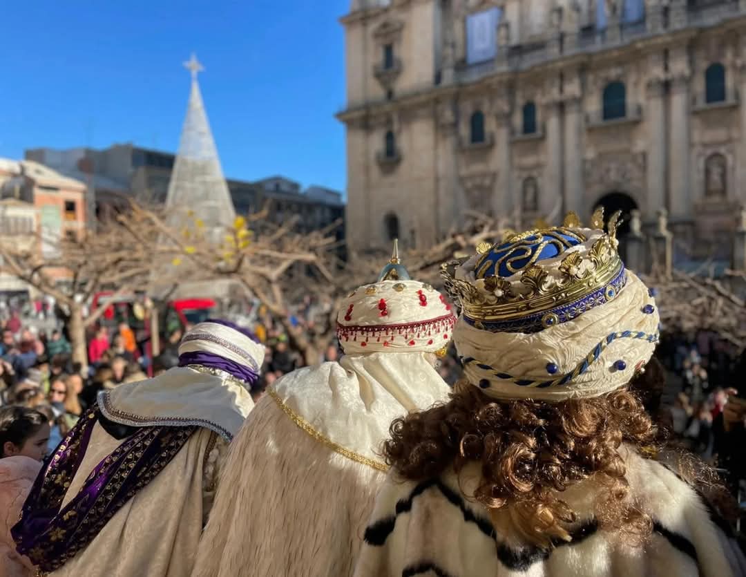 Turismo Jaén (@turismodejaen) on Twitter photo 🌧️Debido a la previsión de lluvia para este próximo domingo 5 de enero, todos los actos de #ReyesMagos se realizarán mañana sábado, 4 de enero, manteniendo mismos horarios y recorrido para la Cabalgata.
#Jaén #Andalucía #navidad
<a href="/CulturaTurism/">Patronato de Cultura</a> <a href="/AytoJaen/">Ayuntamiento de Jaén</a> 🌧️Debido a la previsión de lluvia para este próximo domingo 5 de enero, todos los actos de #ReyesMagos se realizarán mañana sábado, 4 de enero, manteniendo mismos horarios y recorrido para la Cabalgata.
#Jaén #Andalucía #navidad
<a href="/CulturaTurism/">Patronato de Cultura</a> <a href="/AytoJaen/">Ayuntamiento de Jaén</a>