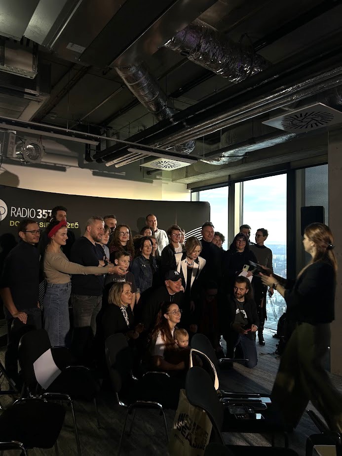 tdjestate's tweet photo. #BiurowceKTW po raz kolejny gościły wyjątkowe wydarzenie – tym razem audycję #Radio357 TOP Wszech Czasów. Tegoroczna transmisja odbyła się z 30. piętra biurowca #KTW. W przeszłości odbywały się tam koncerty, wernisaże, joga i warsztaty ceramiczne. https://t.co/V779Ai8lSJ