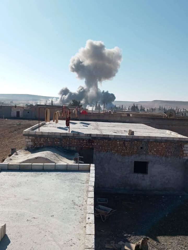 KurdIsrail's tweet image. #urgent
A Turkish occupation march targets the People’s Municipality building in the town of Al-Hurriya, northwest of the city of Tabqa, Raqqa countryside, northeastern Syria. Türkiye is committing war crimes and genocide east of the Euphrates.
#Rojava_Post