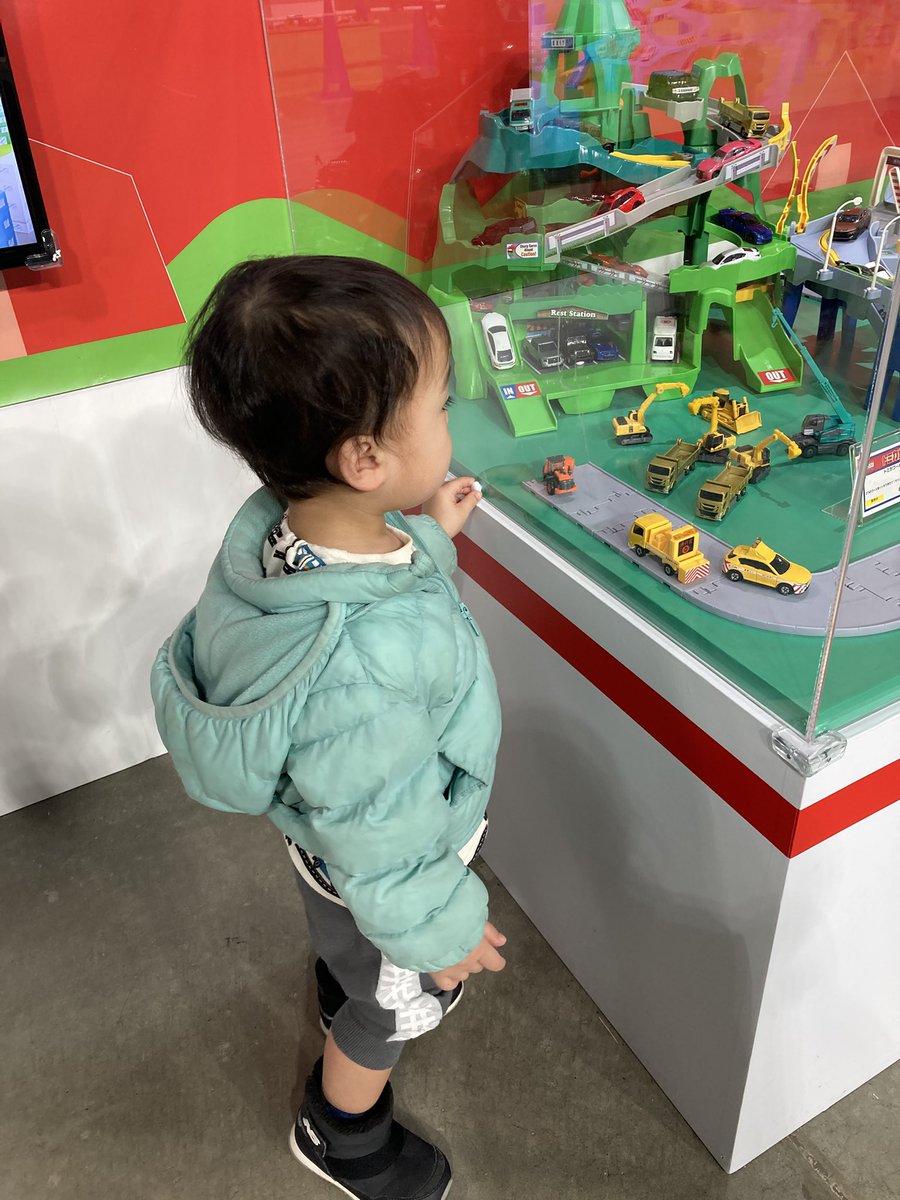 tokiocco's tweet photo. 息子氏、人生初のトミカ博🚗
ジオラマに釘付けになってました笑 https://t.co/uajqNmzQem