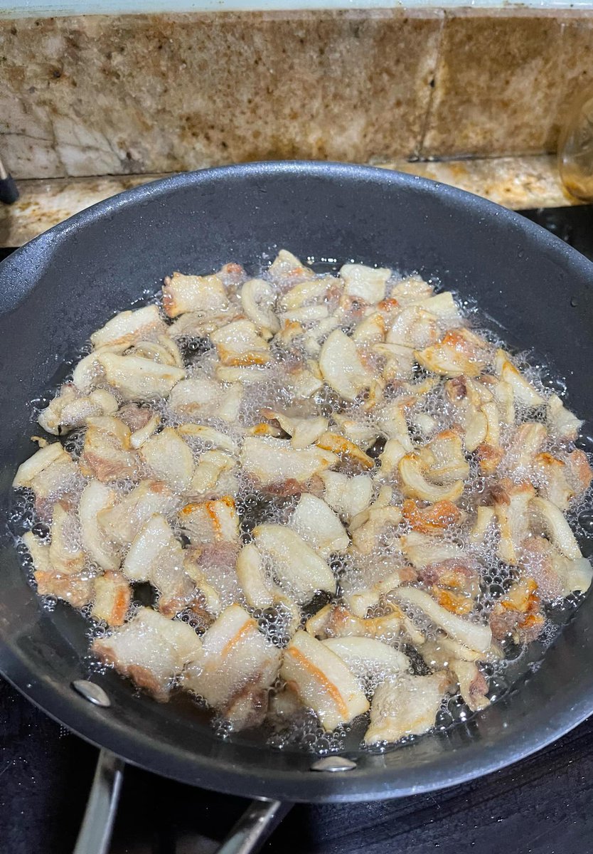 Get healthier in 2025 🚨 

Cooking oil edition:

Seed oils are highly inflammatory and can lead to cancer with prolonged daily use 🚮

Pork fat was ranked the 8th most nutritious food on the planet according to a recent study, ranked higher than plenty of fruit and veg

Below is