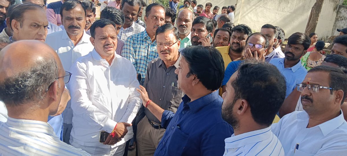 AnjannaCongress's tweet image. నేడు మెదక్ - హైదరాబాద్ నేషనల్ హైవేపై నర్సాపూర్ ఫారెస్ట్ లో ఘోర రోడ్డు ప్రమాదంలో నలుగురు మృతి చెందారు. మృతుల కుటుంబ సభ్యులను నర్సాపూర్ ఆస్పత్రిలో పరామర్శించిన మెదక్ జిల్లా కాంగ్రెస్ పార్టీ అధ్యక్షులు ఆంజనేయులు గౌడ్ గారు.

#RIP #narsapur