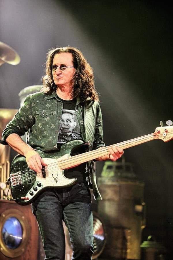 vivien2112's tweet image. Wilderness of mirrors 
World of polished steel 
Gears and iron chains
Turn the grinding wheel 
I run between the shadows 
Some are phantom, some are real
Where would you rather be?
Anywhere but here
When will the time be right?…
#RipNeilPeart 
#ThankGedItsFriday #RushFamily