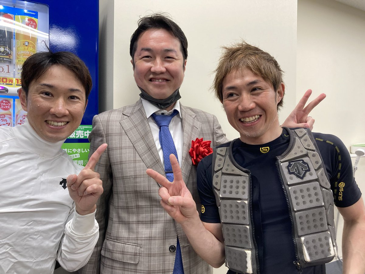 yo_ne_yo_ne57's tweet photo. 園田の廣瀬1100勝おめでとう

デビューから10数年
思った数字が出ない中
騎手として出来る事を毎日
日付が変わるくらいから調教をこなして
乗鞍を集めてここまでの数字を出せる
ジョッキーになったとかマジで凄い男

詳しくは分からないけど
園田の中で信頼があるはず…

@karaokeexile https://t.co/wHssSPFbeR