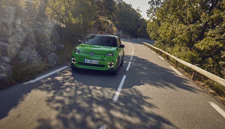#Cleanthinking (@cleanthinking) on Twitter photo Renault hat mit E-Autos den Weg aus der Krise geschafft. 
Der Chef nennt das Renaulution. Der Autobauer aus Frankreich liefert nicht nur reihenweise Elektroautos unter 30.000 Euro (ganz anders als Volkswagen bzw. Luxuswagen), sondern ist damit auch bei europäischer Produktion Renault hat mit E-Autos den Weg aus der Krise geschafft. 
Der Chef nennt das Renaulution. Der Autobauer aus Frankreich liefert nicht nur reihenweise Elektroautos unter 30.000 Euro (ganz anders als Volkswagen bzw. Luxuswagen), sondern ist damit auch bei europäischer Produktion