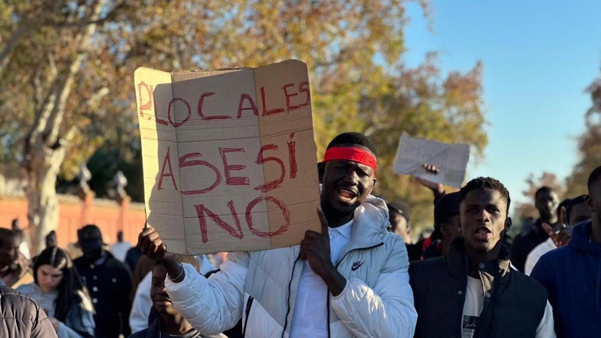 La comunidad senegalesa de Sevilla exige “responsabilidad” a los medios de comunicación en el tratamiento del fallecimiento de Bakhum y denuncian que se está estigmatizando y criminalizando la protesta del colectivo.
elsaltodiario.com/sevilla/sevill…