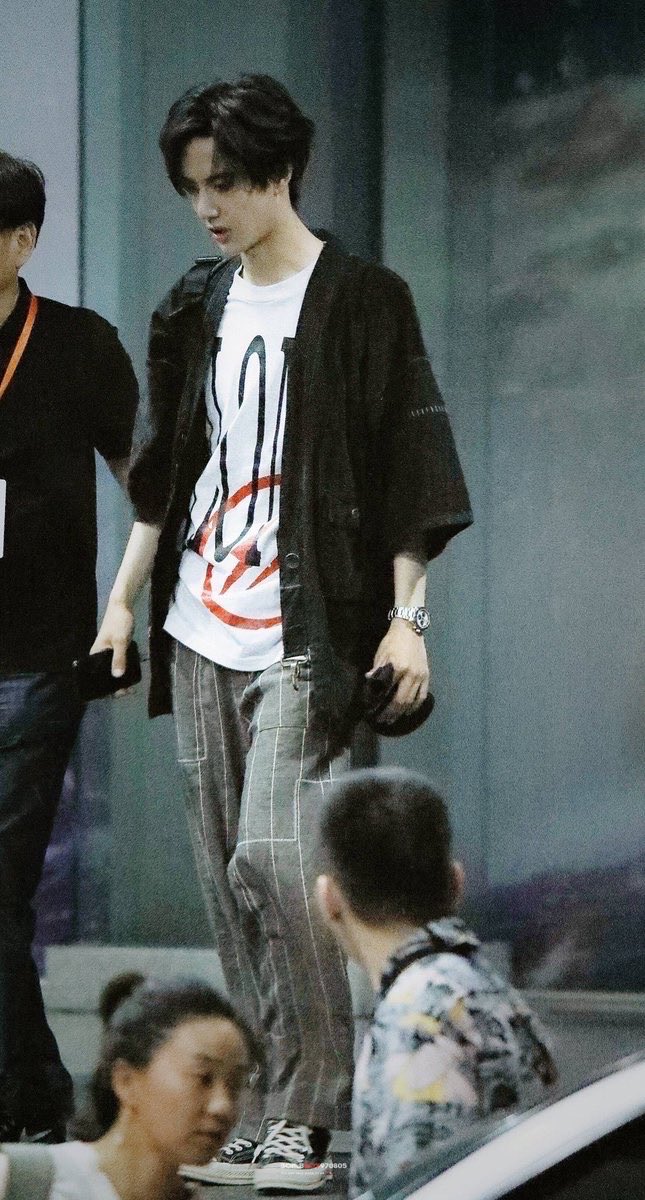 정황상 둘이 같은숙소로 갓는데 다음날 연하가 같은옷으로 공항갓다고
ㅅㅂ 나이거알아 포타에서봣어
둘이 잔거잖아 !!!!!!!!!