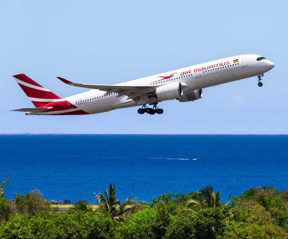 Av1ation__'s tweet photo. 📍Île de la Reunion , aéroport Roland Garros 🇷🇪  
#iledelareunion #974 #airaustral #airmauritius #boeing747 #antonov124 https://t.co/Ix3ZZWdjWr