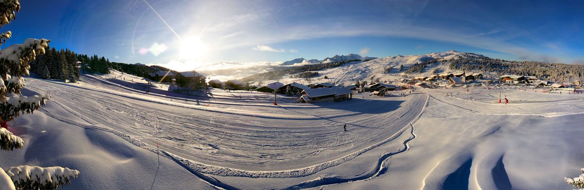 Bonheur n.m. : Du soleil et un grand ciel bleu, des pistes fraîchement damées, et ces vues sur les sommets à couper le souffle !
Et pour toi, c'est quoi le bonheur aux Saisies ? 

Webcams du jour : lessaisies.com/webcams