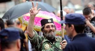 -Ќе се чекаме тука ја нас кај ова патчево.
-Кое патче бе?
-Ова бе косово.
Јас автоматски: