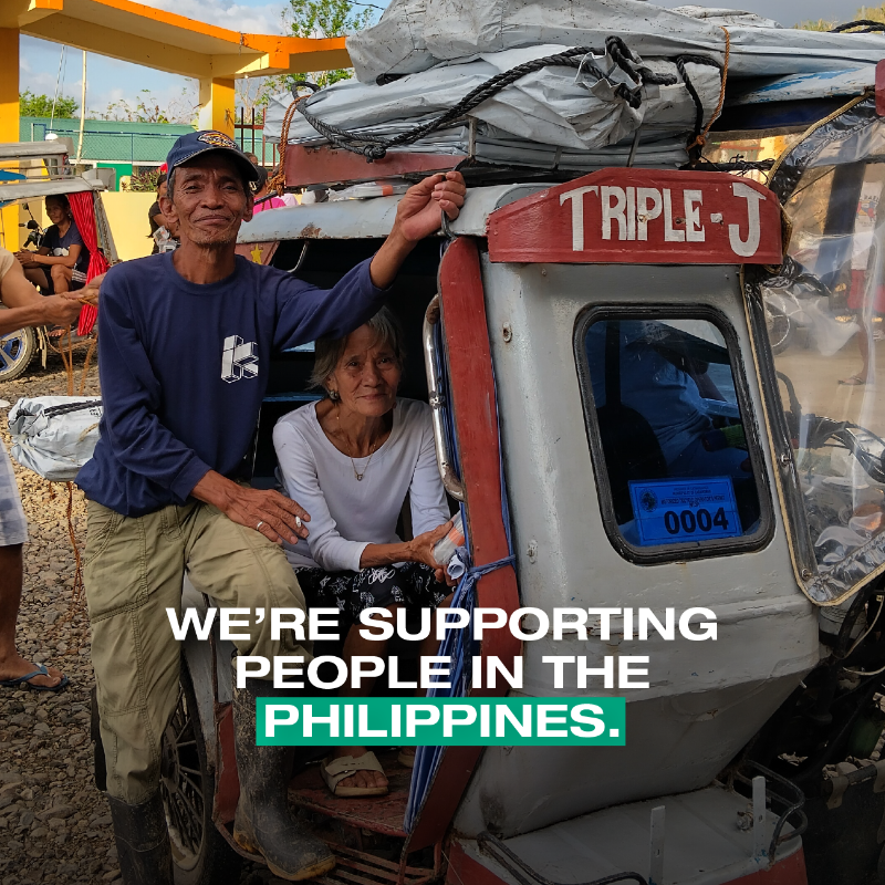 ShelterBox's tweet photo. In the wake of Storm #Trami, entire communities were torn apart.

Thanks to the #Philippine Navy, Rotary, and local partners, our ShelterBox team in Cebu has delivered aid to 2,780 families. They now have the means to stay dry, safe, and protected from the elements.

Thank you 💚