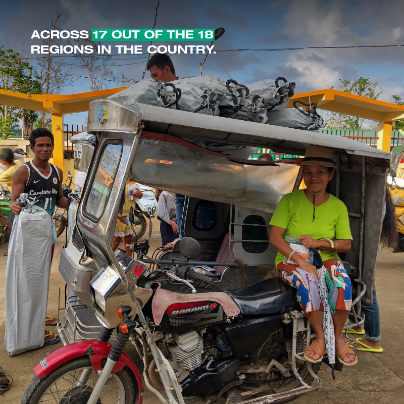 ShelterBox's tweet photo. In the wake of Storm #Trami, entire communities were torn apart.

Thanks to the #Philippine Navy, Rotary, and local partners, our ShelterBox team in Cebu has delivered aid to 2,780 families. They now have the means to stay dry, safe, and protected from the elements.

Thank you 💚