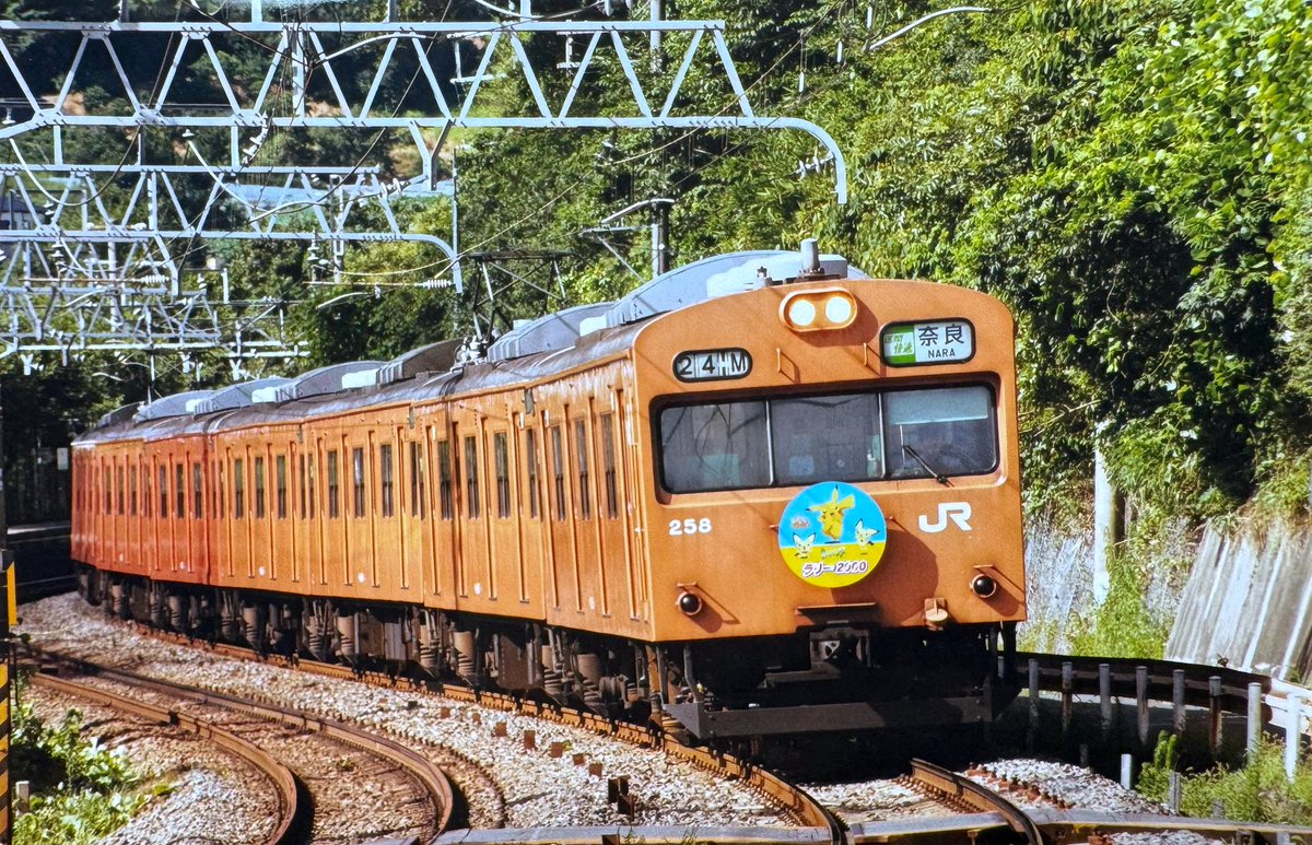 花博ヘッドマーク 103系の日🟠🟢 『淡路花博』特製ヘッドマーク付き😊 JR大和路線2000年7