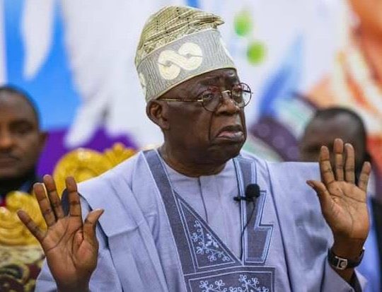 AlhajiExcobar's tweet image. This new Year, I don remove my hand  for anything wey involve we rise by lifting others . Heavy load nearly suffocate me last year 😀😀