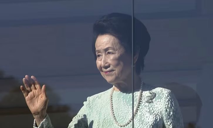 tane_haruyo's tweet image. 華子さま、美智子さまがお手振りしないので遠慮してお手振りを控えてたけど、退場される前もさりげなく移動しながらお手振りされてて、この方、どんな時にも身位を辨えて行動される本物の皇族なんだなと思った。