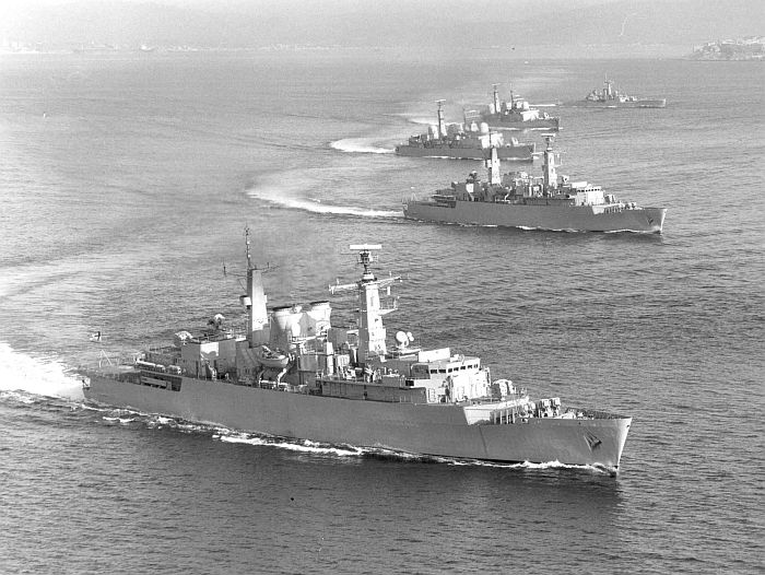 r116440's tweet image. 🇬🇧 @RoyalNavy Broadsword (Type 22) class #frigates HMS Brilliant (F90), HMS Broadsword (F88), Sheffield (Type 42) class #destroyers HMS Sheffield (D80),HMS Coventry (D118) &amp;amp; Batch III Leander class frigate HMS Ariadne (F72) during Ex Springtrain 1982, prior to the Falklands War.