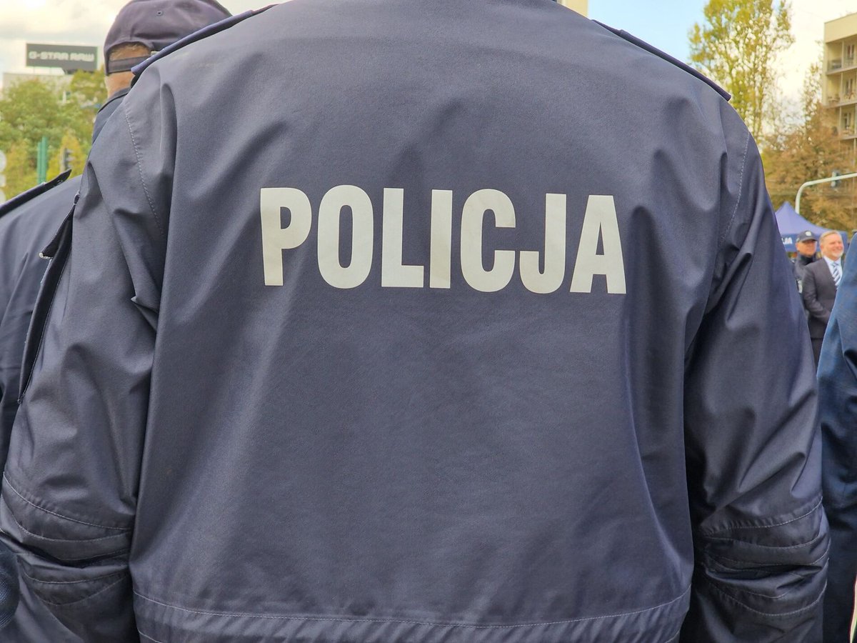 Szopienice-Burowiec: Policjanci ratowali mieszkańców z płonącego domu jednorodzinnego #Katowice infokatowice.pl/2025/01/03/szo…