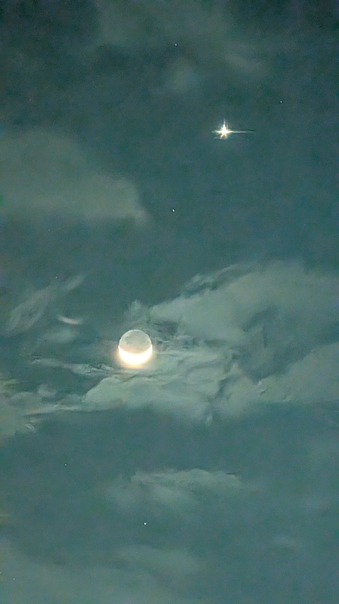 bluecandyboy's tweet photo. Moon and Venus #pixel9proxl #provinciallife https://t.co/m4h65GQa3F