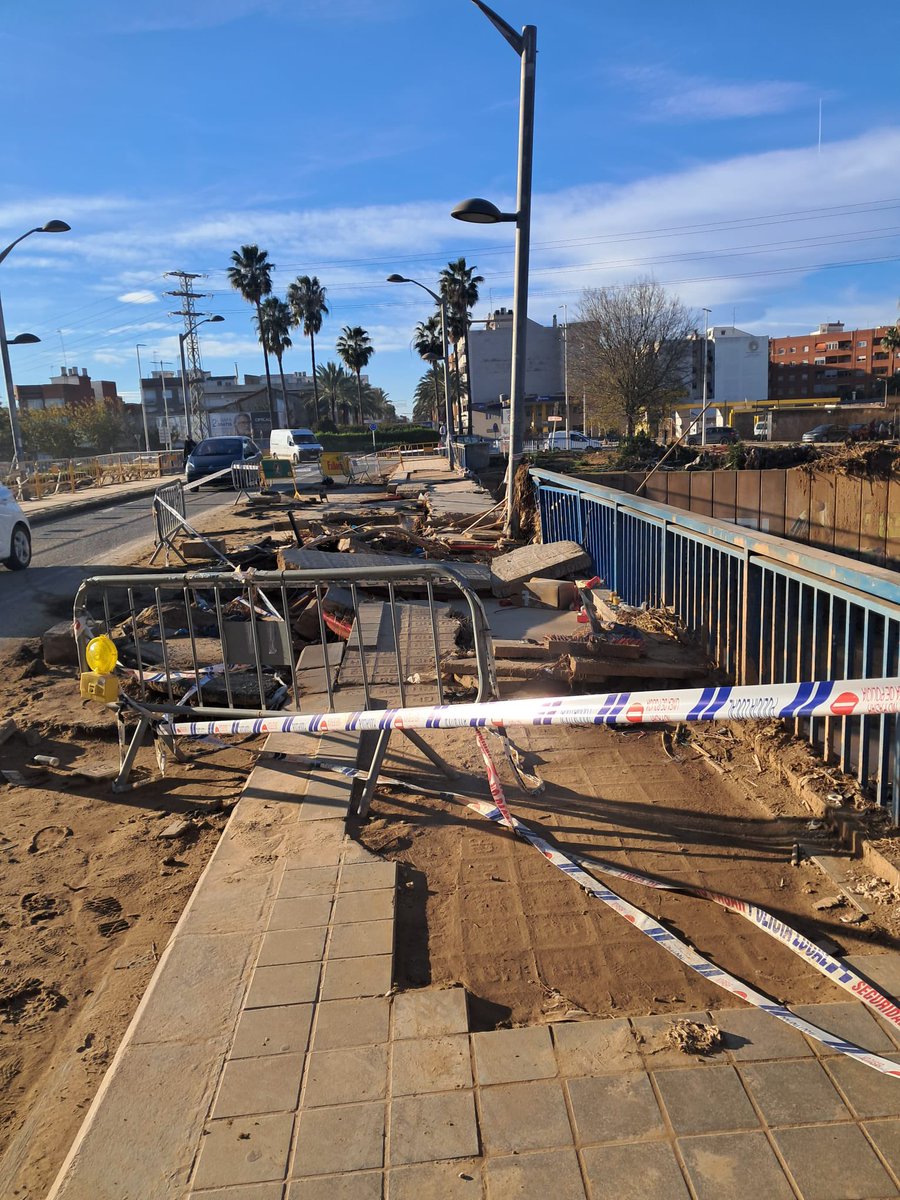FranRaga's tweet image. Fa setmanes que els ajuntaments de #Massanassa i #Catarroja han demanat a la Generalitat Valenciana (@generalitat) que reparen i retiren la runa del pont de pedra que unix els dos pobles. No han llevat ni una rajola.