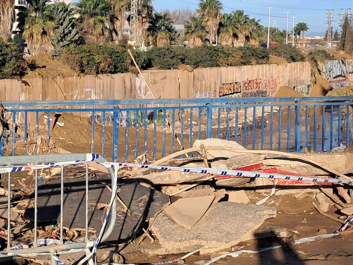 FranRaga's tweet image. Fa setmanes que els ajuntaments de #Massanassa i #Catarroja han demanat a la Generalitat Valenciana (@generalitat) que reparen i retiren la runa del pont de pedra que unix els dos pobles. No han llevat ni una rajola.