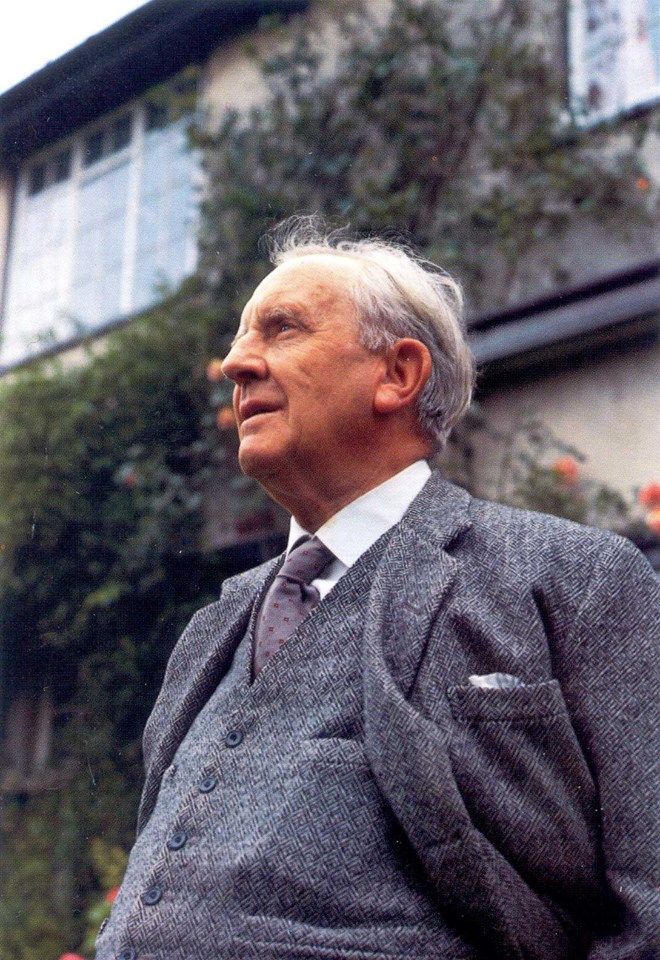 #TolkienDay 

J.R.R. Tolkien was born 133 years ago.  👐🏼

To the professor!  🍻