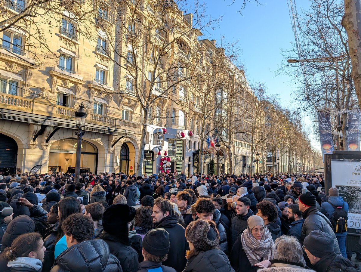 Aujourd'hui pour la liquidation de la Fnac des Champs Elysées, il y a avait plus d'un kilomètre de queue.
Des milliers de gens patientant depuis des heures.

Par contre pour se mobiliser pour les libertés, pour une vie meilleure, pour le pouvoir d'achat, on se retrouve un peu