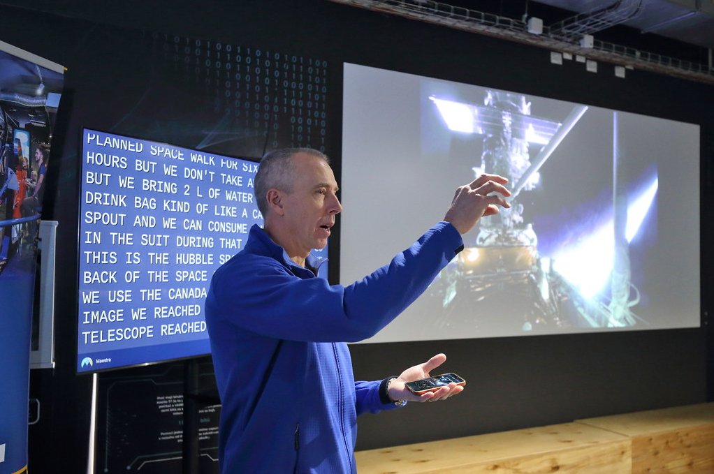 Během loňského Czech Space Weeku jsme v liberecké iQLANDIA přivítali bývalého astronauta NASA Andrewa Feustela, který sdílel své příběhy z oprav Hubbleova teleskopu a mise na ISS. 🌍 Nechyběl ani Krteček na palubě! 🌌