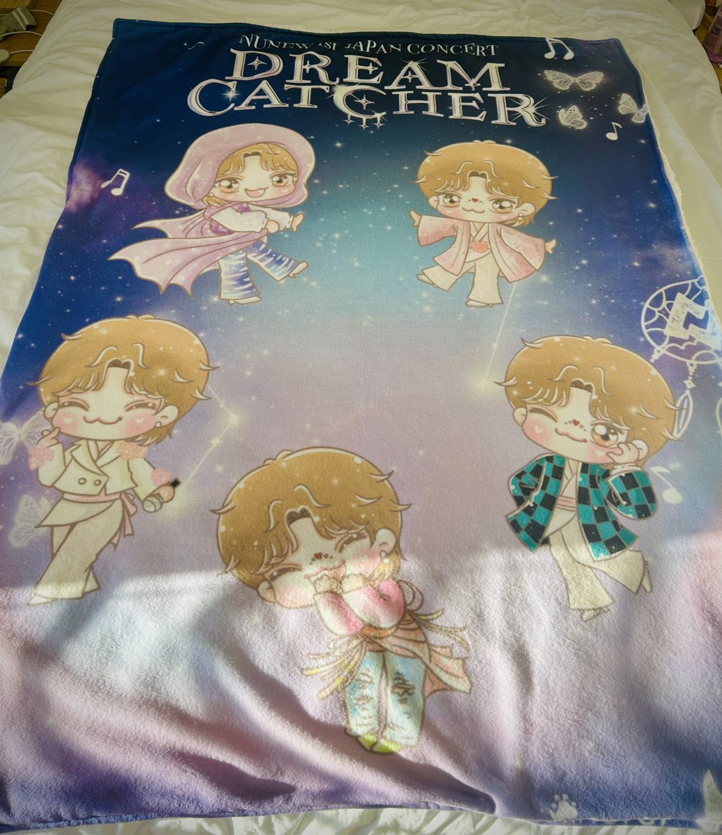 I absolutely adore <a href="/plin0707/">쁘린🐱👑plin</a> artwork and I needed a new blanket to take with me to Japan 🥶 so introducing my New(Nu) blanket ☺️ it’s so snuggly! Thank you for this gorgeous design and way to remember such a special day 🩷 

#Nunew #NuNewDreamCatcher #NuNew1stConcertInJapan