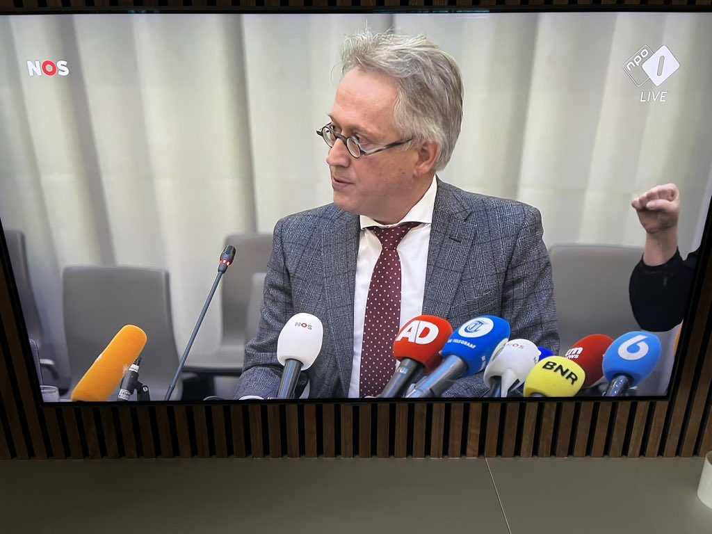 Zoek de gebarentolk. 

Ook tijdens de persconferentie in Rotterdam/IJsselmonde tasten 1,5 Nederlanders die doof of slechthorend zijn wederom in het duister.