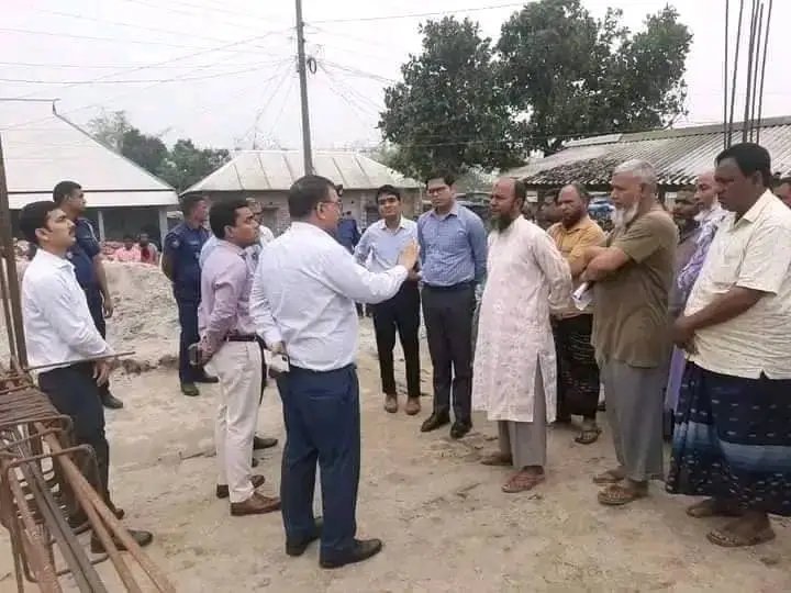 OvirupDas97's tweet photo. #RadicalIslamists 🐷 are trying to build  a mosque🐷 in the lands of 300 year old prominent #KantojirTemple in #Dinajpur.
#KantojirTemple is a #UNESCO Heritage Site of #Bangladesh. 
Still it’s not preserved for the #SanataniCommunity.
#BangladeshCrisis
#SaveBangladeshiHindus https://t.co/8BJBI5QWtK