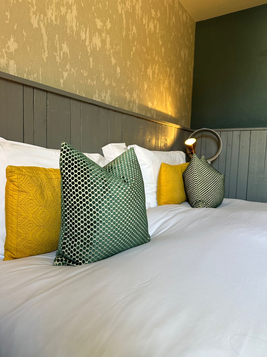 ditchlingbull's tweet image. Bouncy pillows for days 💤 
Beautiful rooms available at our little pub, deals available on our website. Weekend away from home to help deal with those post Christmas blues  #pub #life #publife #pubrooms #youngsrooms #youngspubs