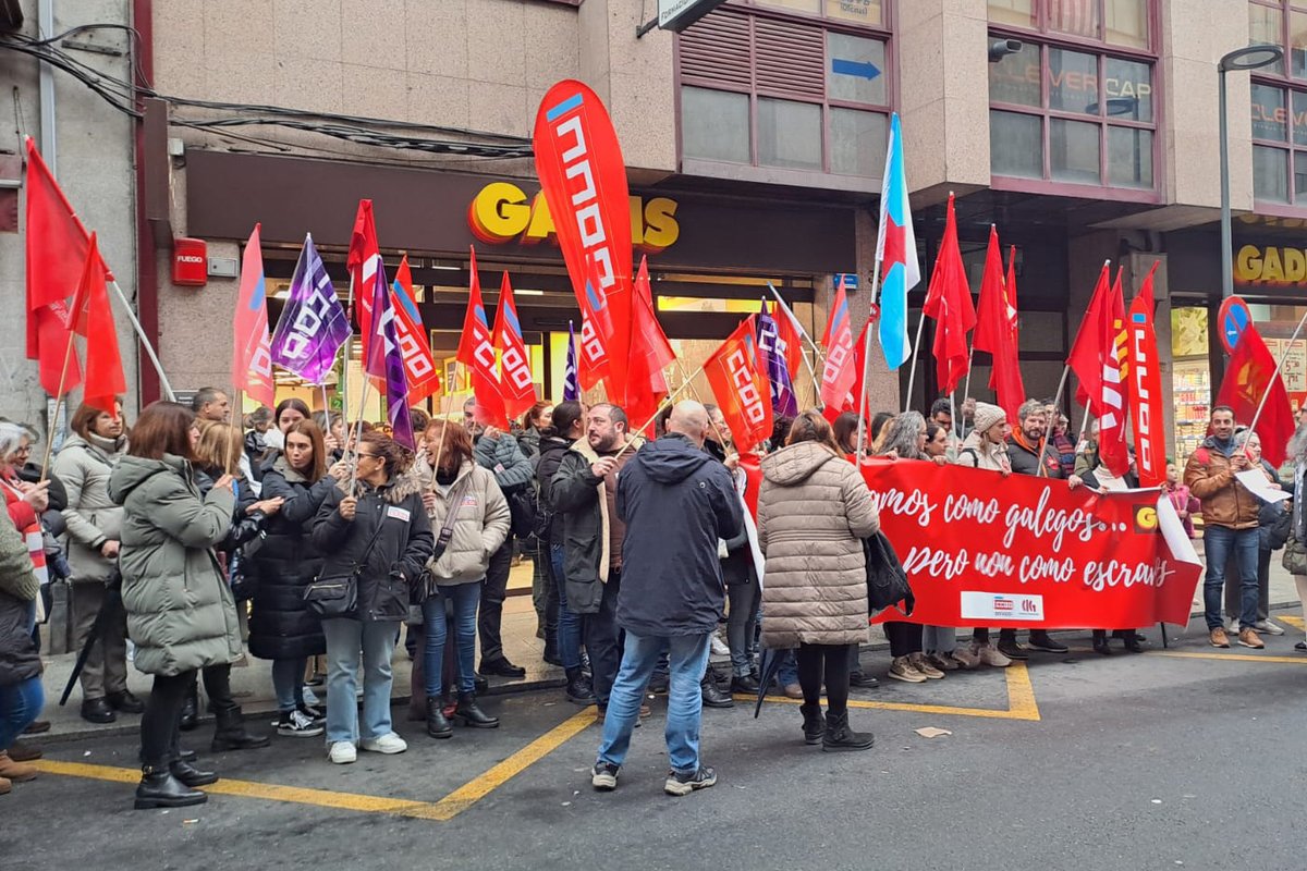 🚨 Está pasando | Concentración <a href="/gadis/">Gadis</a> Ourense
2️⃣ª convocatoria de mobilizacións❗❗

"Vivamos como galegos, pero non coma #escravos!

🔗 ccoo-servicios.es/galicia/html/6…