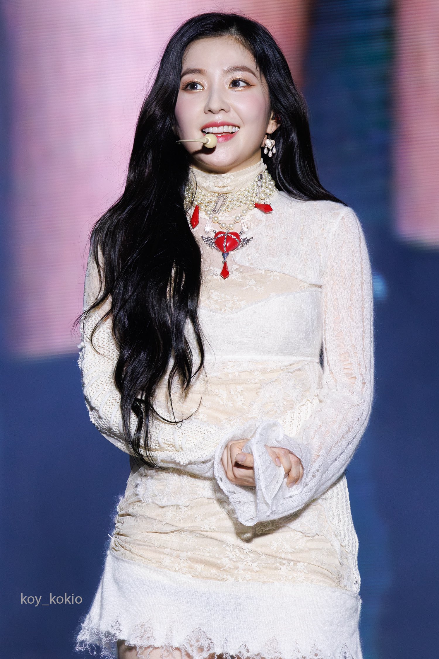 VIVETTA / Red velvet Irene 着用スカート レッドベルベットのアイリーンがホワイトブラウスとミニスカート