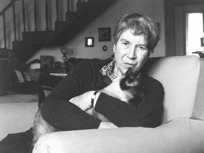 CasaLettori's tweet image. “L’importante è camminare e allontanarsi dalle cose che fanno piangere.”

Natalia Ginzburg