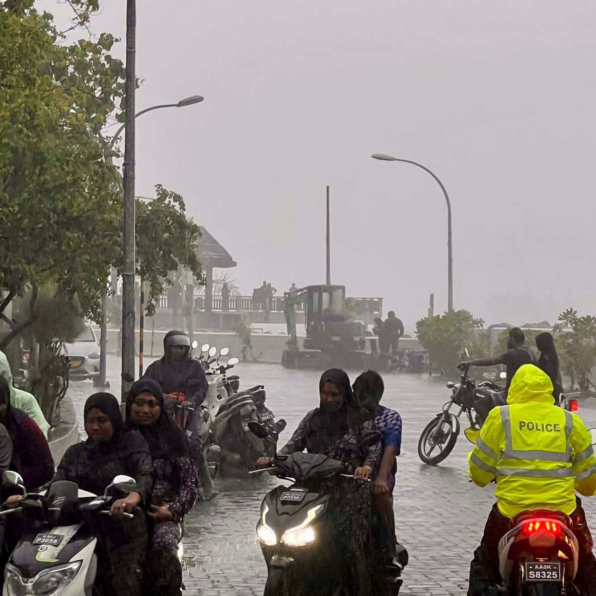 PoliceMv's tweet image. މިހާރު ކުރަމުންދާ ވިއްސާރައިގައި މާލޭގެ ގޭގެއަށާއި ފިހާރަ ތަކަށް ފެން ވަނުން ރައްކާތެރިކުރުމަށް ވެލިބަސްތާ ޖެހުމާއި ފެން ވަދެފައިވާ ގޭބިސީތަކުން ފެން ހިންދުމުގައި ފުލުހުން ދަނީ ހަރަކާތްތެރިވަމުން.

އެހީތެރިކަމެއް ބޭނުންފުޅުވާނަމަ 911 އަށް ގުޅުއްވުމަށް ދަންނަވަން.