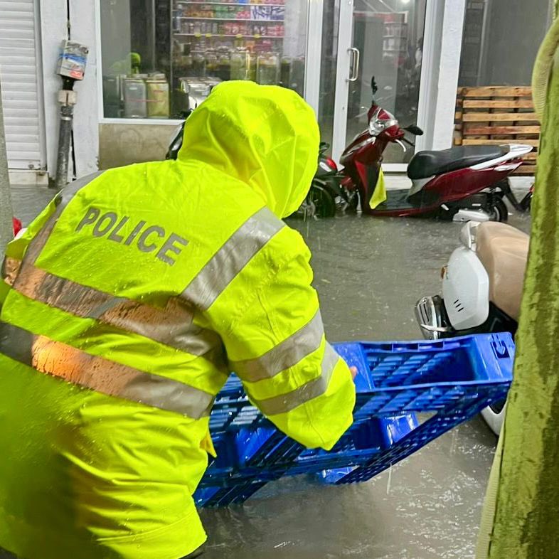 PoliceMv's tweet image. މިހާރު ކުރަމުންދާ ވިއްސާރައިގައި މާލޭގެ ގޭގެއަށާއި ފިހާރަ ތަކަށް ފެން ވަނުން ރައްކާތެރިކުރުމަށް ވެލިބަސްތާ ޖެހުމާއި ފެން ވަދެފައިވާ ގޭބިސީތަކުން ފެން ހިންދުމުގައި ފުލުހުން ދަނީ ހަރަކާތްތެރިވަމުން.

އެހީތެރިކަމެއް ބޭނުންފުޅުވާނަމަ 911 އަށް ގުޅުއްވުމަށް ދަންނަވަން.