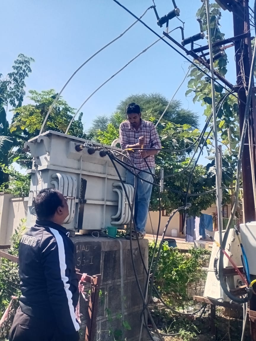 TG_NPDCL's tweet image. #TGNPDCL :: #Hanmakonda 

⛑️⛑️.. Today maintenance of distribution transformers(DTRs) is carried out in Waddepally area of Hanmakonda.

⛑️⛑️.. #Periodical #maintenance of DTRs, is not only to #provide #reliable #power #supply to #consumers, It also improves overall performance of