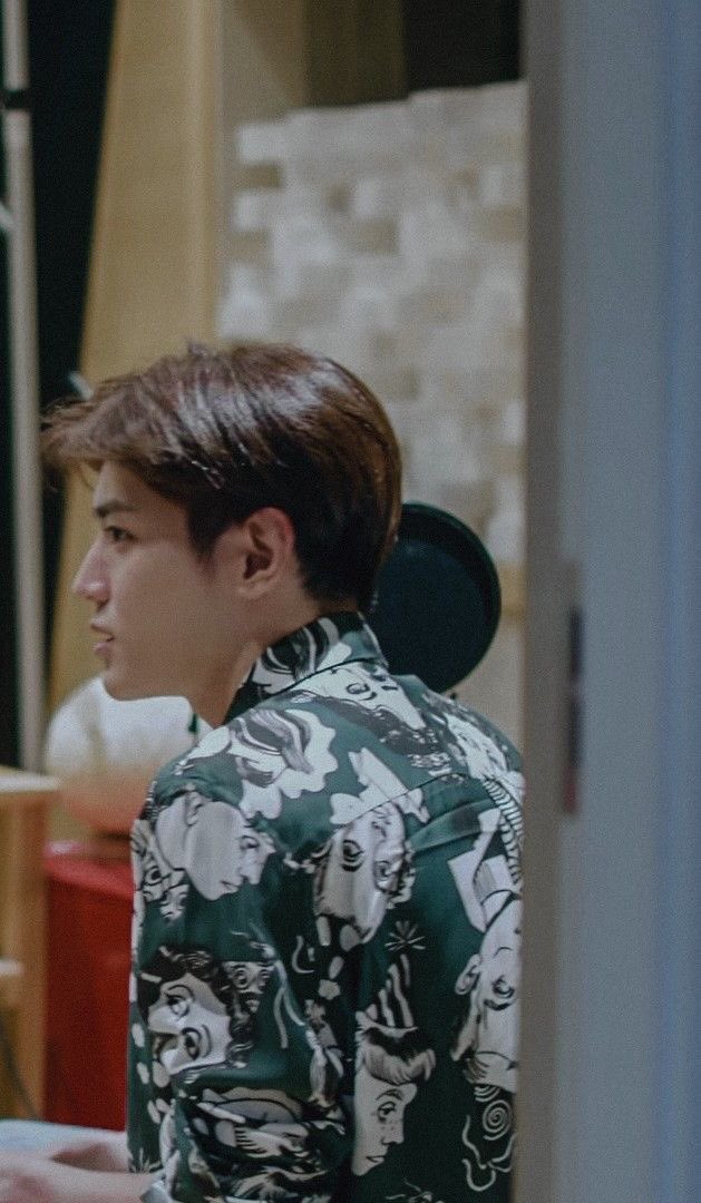 tyongku's tweet image. “kenal dimana?”
di rumah, dia sering main ke rumah karna temennya abang. sering bawa martabak buat bunda