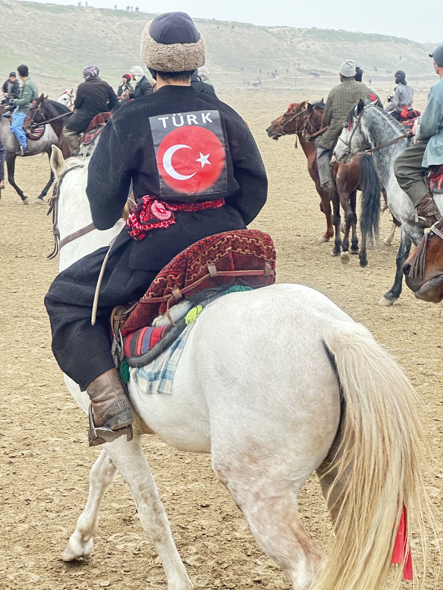 bashirahmadhaid's tweet image. Kendi Attım ile 2024 yılın son fotoğrafı.
Diğer arkadaşımızı baktım ki Türk bayrağı kiyafetini arkasına öğlak yapıyor .
Yeni şunu bilmemiz gerekiyor ki sevgi ve saygı para ile satın alınmaz . Bu arkadaş Türkiye’de hiç gitmemiş görmemiş ama kalptan seviyor ve saygısı sonsuz …