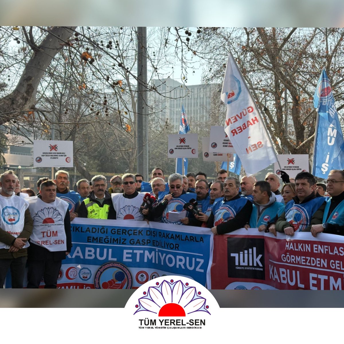 tum_yerelsen's tweet image. ALIN TERİMİZİN KARŞILIĞINI ÇALDIRMAYACAĞIZ

Ülkedeki ağır ekonomik kriz koşullarına rağmen TÜİK enflasyonu gerçekte olduğundan daha düşük göstermeye devam etmektedir.

TÜİK'in verilerine göre Aralık'ta enflasyon aylık yüzde 1,03 yıllık yüzde 44,38 oldu. Gerçekte ise üç haneli ++